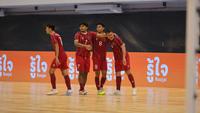 Selebrasi pemian Timnas Futsal Putra Indonesia usai mencetak gol ke gawang Thailand dengan skor 6-1, di Nontabhuri Stadium, Jumat (19/12/2025). (Dok. Federasi Futsal Indonesia)