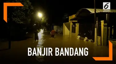 Hujan deras selama beberapa jam memicu banjir bandang di wilayah Tuban. Ratusan rumah terendam akibat musibah ini.