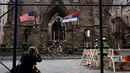 Petugas pemadam kebakaran New York berdiri di depan Gereja Katedral Ortodoks Serbia dari Saint Sava di Manhattan, pasca kebakaran yang terjadi pada Minggu, 1 Mei 2016, beberapa saat setelah umat merayakan Paskah, Senin (2/5). (REUTERS/Brendan McDermid)