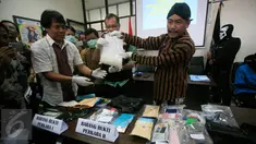 Kepala BNNP DIY, Kombes Pol Soetarmono menunjukan barang bukti sabu pada gelar perkara kasus narkoba di BNNP DIY, Jumat (15/4/2016). Petugas berhasil mengamankan tujuh tersangka dan seorang WN Afrika dalam empat TKP yang berbeda. (Foto: Boy Harjanto)