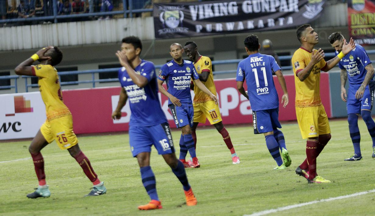 Para pemain Sriwijaya FC tampak kecewa usai gagal membobol gawang Persib pada laga Piala Presiden di Stadion GBLA, Bandung, Selasa (16/1/2018). Persib menang 1-0 atas Sriwijaya FC. (Bola.com/M Iqbal Ichsan)