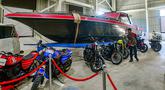 Sebuah perahu dan deretan motor yang siap dilelang terbuka pada acara Badan Pemulihan Aset (BPA) Kejaksaan Agung Fair 2026 di Jakarta, Kamis (21/5/2026). (merdeka.com/Arie Basuki)