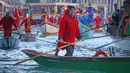 Ratusan orang mengenakan kostum Santa Claus mendayung perahu di Canal Grande di Venesia, Italia, (17/12). Hampir seratus perahu dayung tradisional, dengan berbagai jenis dan ukuran berparade di sepanjang Grand Canal. (Andrea Merola / ANSA via AP)
