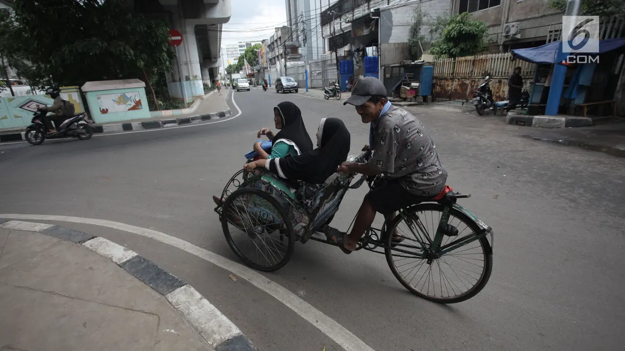 Pendataan Penarik Becak di Flyover Bandengan