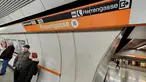 Para pelancong menunggu kereta bawah tanah U3 mereka di stasiun Herrengasse (Jalan Pria) yang ditutup dengan tanda sementara Frauengasse (Jalan Wanita) untuk merayakan Hari Perempuan Internasional di Wina, Austria, Rabu (8/3/2023). Dalam bahasa Inggris, ini berarti mengubah nama dari "Men's Lane" menjadi "Women's Lane". (JOE KLAMAR / AFP)
