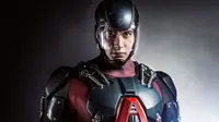 Brandon Routh selama di serial Arrow dan Legends of Tomorrow mengenakan kostum superhero Atom yang biayanya melebihi sebuah rumah biasa.