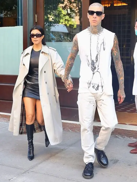 Kali ini, Kourtney dan Travis memilih busana monokrom. Kourtney mengenakan dress kulit hitam dengan long coat putih. Sedangkan travis memilih sleeveless dan pants warna putih. (Instagram/kravis_love).