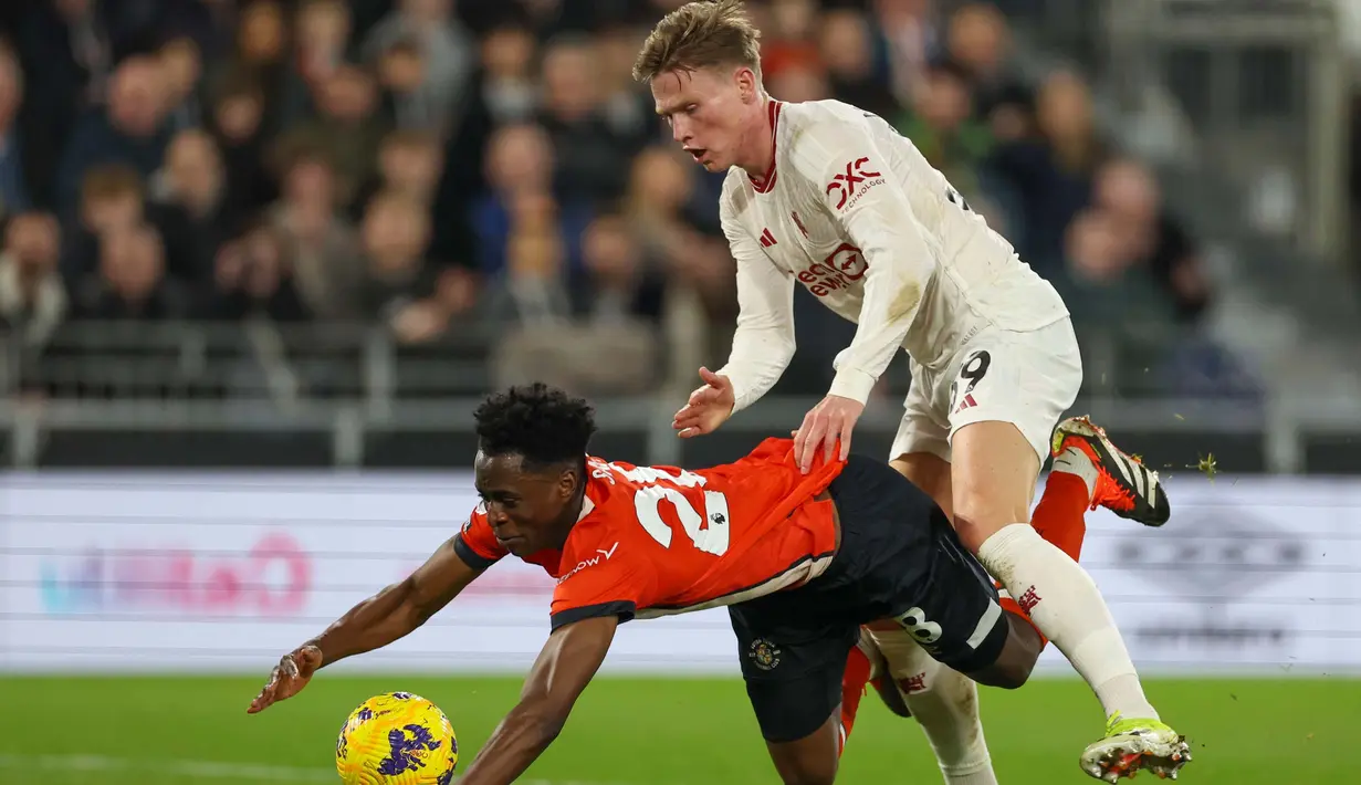Kemenangan ini membuat tim asuhan Erik Ten Hag berada di posisi keenam dengan 44 poin dari 25 laga. (AP Photo/Ian Walton)