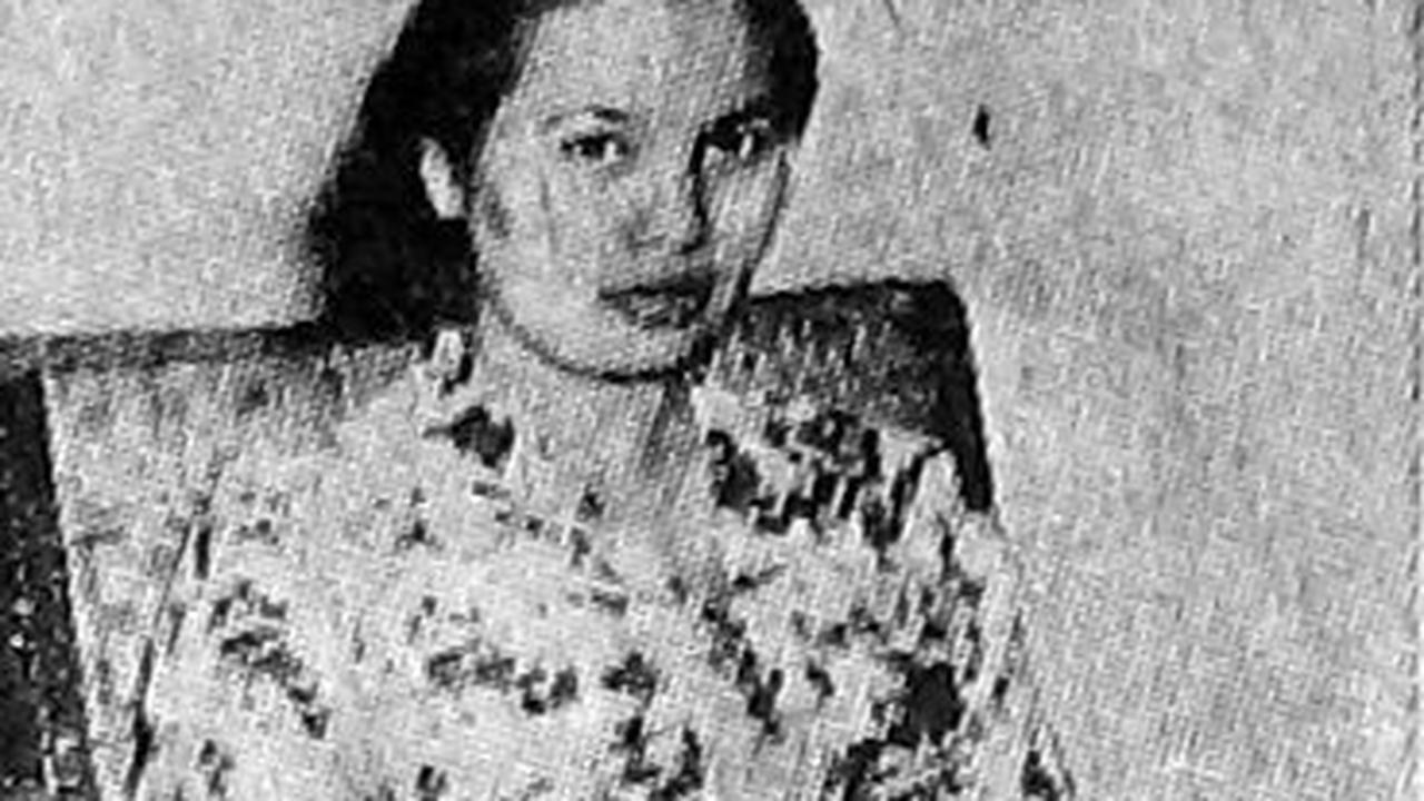 Siti Hartini lahir di Ponorogo pada 20 September 1924. Sosoknya yang kalem dan lembut membuatnya terkadang disebut sebagai "lambang perempuan Jawa".