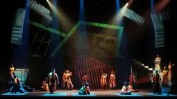 Para aktor Teater Koma menampilkan adegan dalam pementasan Rumah Sakit Jiwa di Graha Bhakti Budaya, Taman Ismail Marzuki, Jakarta, Rabu (29/7/2026). Produksi ke-237 Teater Koma yang berkolaborasi dengan Bakti Budaya Djarum Foundation ini kembali menghadirkan karya almarhum N. Riantiarno dengan interpretasi artistik baru yang merefleksikan isu kemanusiaan, relasi kuasa, dan kesehatan mental yang tetap relevan di tengah perkembangan zaman. (KLY/ Budy Santoso)