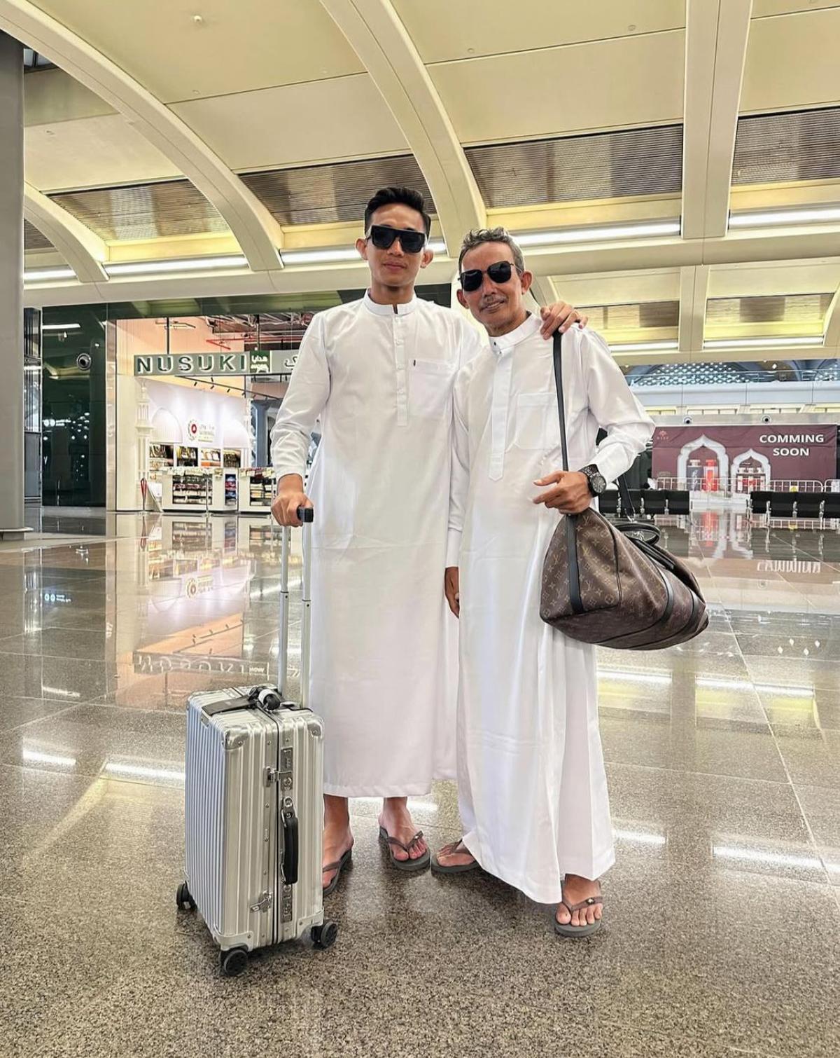 7 Potret Rizky Ridho Bintang Timnas Indonesia Umroh Bareng Keluarga, Ini Momen Spesialnya