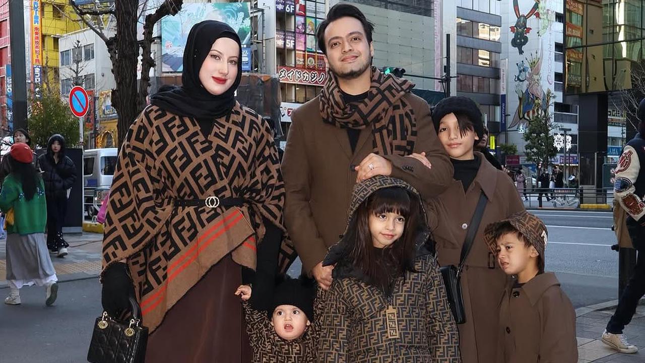 Gaya OOTD Tasyi Athasyia di Tokyo Kembaran dengan Suami dan Anaknya