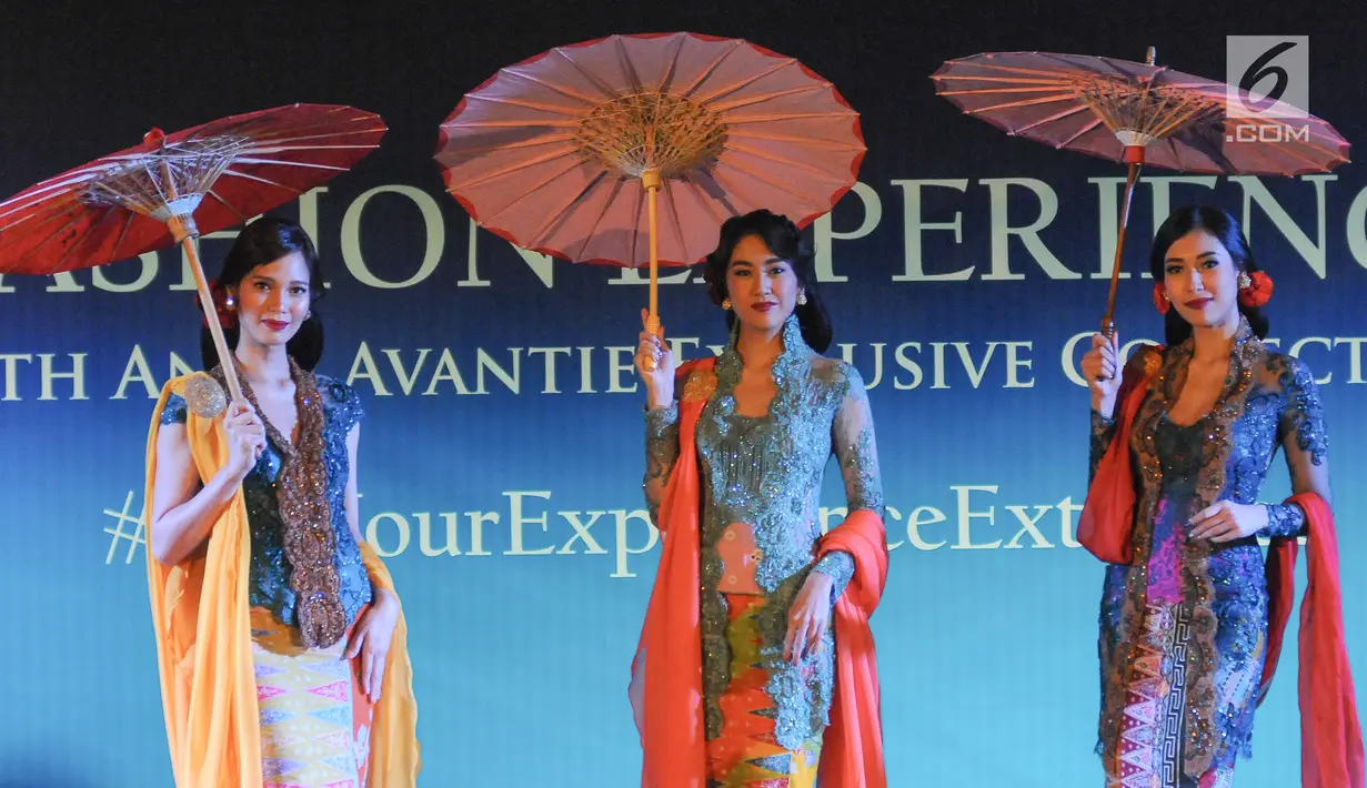 Model membawakan busana karya Anne Avantie pada acara Anne Avantie’s Exclusive Trunk Show Collections di INACRAFT 2019 di Jakarta, Minggu (28/4). Desainer Anne Avantie menampilkan koleksi 26 baju dan koleksi khusus untuk nasabah BNI Emerald. (Liputan6.com/Angga Yuniar)