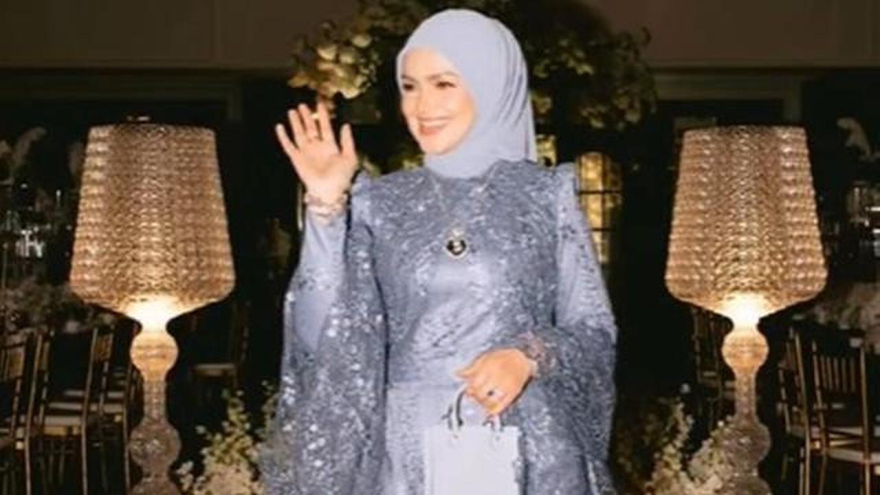 7 Potret Gaun Brokat Siti Nurhaliza di Pernikahan Anak Sambung, Detail Payet Memukau