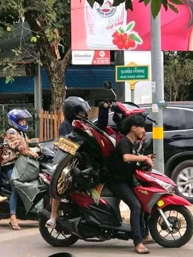 6 Potret Pengendara saat Angkut Motor Ini Bikin Was-Was