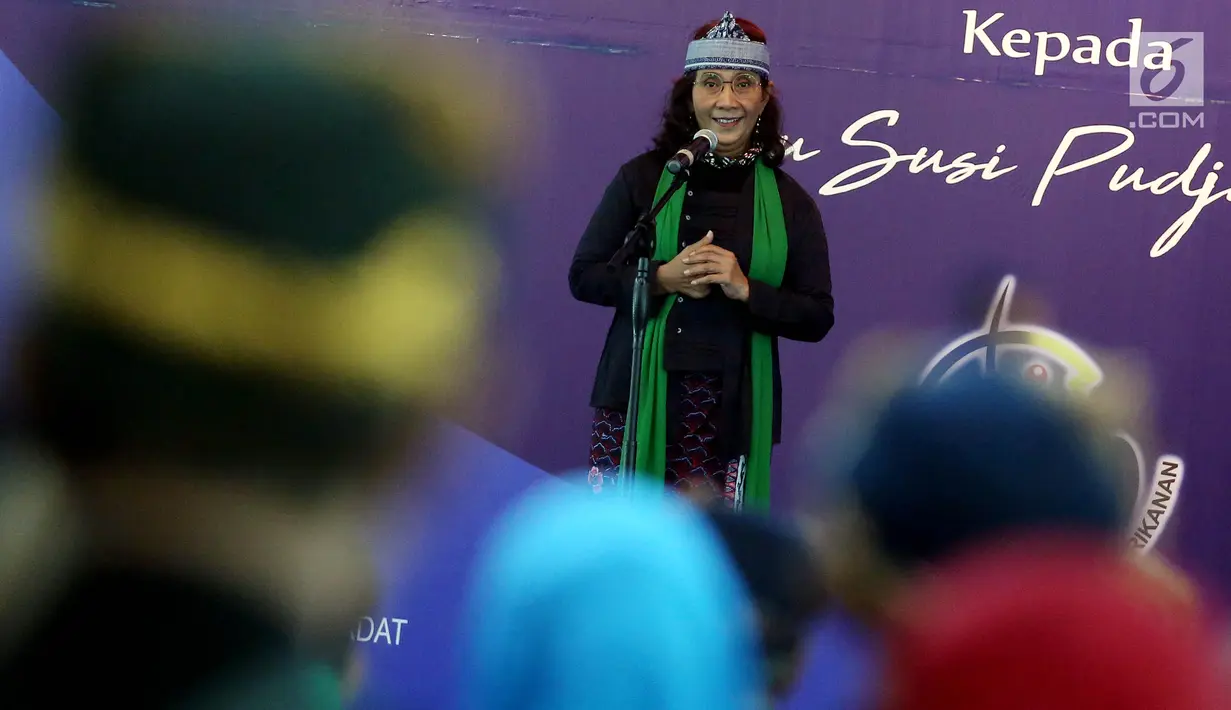 Menteri Susi Pudjiastuti memberikan sambutan di hadapan Masyarakat Adat Jawa Barat di Jakarta, Rabu (19/3). Susi dinobatkan sebagai  Wadonna Pinunjul atau wanita berprestasi dari Dewan Kasepuhan Masyarakat Adat Jawa Barat. (Liputan6.com/Johan Tallo)