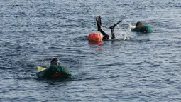 Haenyeo Korea Selatan menyelam saat menangkap kerang dan abalone di pulau Jeju, 23 November 2018. Mereka mampu menyelam ke kedalaman sampai 20 meter dan menahan napas lebih dari 2 menit, bahkan di musim dingin sekalipun. (AP/Ahn Young-joon)