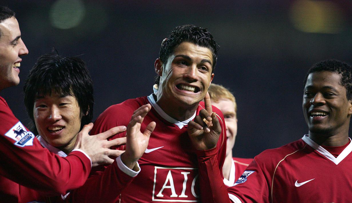 Gelandang Manchester United, Cristiano Ronaldo, merayakan gol yang dicetaknya ke gawang Wigan pada laga Premier League di Stadion Old Trafford, Manchester, Selasa (26/12/2006). (AFP/Paul Ellis)