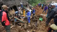 Tim SAR dan relawan mencari korban musibah tanah longsor di Dusun Cimapag, Sirnaresmi, Cisolok, Sukabumi, Jawa Barat, Selasa (1/1). Longsor menimbun 30 unit rumah. (Merdeka.com/Arie Basuki)
