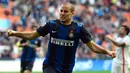 Selebrasi striker Inter Milan, Rodrigo Palacio setelah mencetak gol ke gawang Catania pada laga Liga Italia 2012/2013 di San Siro Stadium, Milan (21/10/2012). Didatangkan dari Genoa pada awal musim 2012/2013, Rodrigo Palacio tampil tajam di musim debutnya bersama Inter Milan dengan mencetak 22 gol di semua ajang dengan rincian 12 gol di Serie A, 2 gol di Coppa Italia dan 8 gol di Liga Europa. (AFP/Olivier Morin)