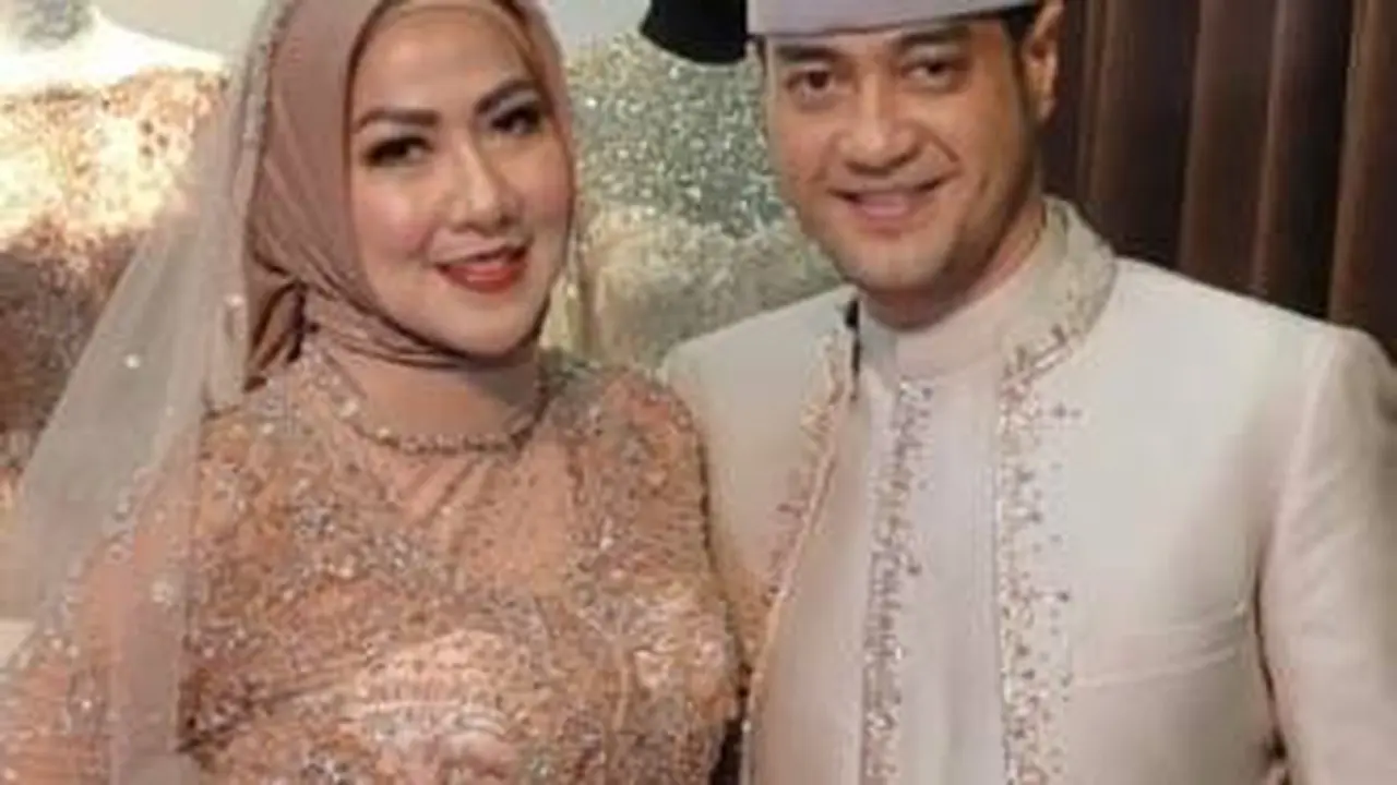 Tampil Serasi, Ini 7 Potret Mesra Venna Melinda dan Ferry Irawan Pakai Baju Pengantin