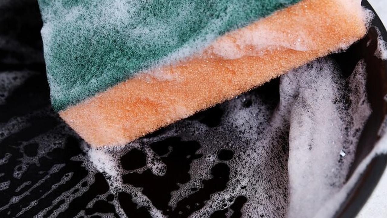 Cara Jitu Cuci Wadah Plastik Agar Bebas Minyak, Cukup Gunakan Hal Ini