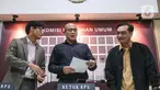 Ketua Komisi Pemilihan Umum (KPU) Republik Indonesia, Hasyim Asy'ari (tengah) saat memberikan keterangan terkait perkembangan proses Pemilu 2024 di Gedung KPU RI, Jakarta, Selasa (26/2/2024). (Liputan6.com/Angga Yuniar)