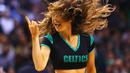 Seksi Dancer beraksi pada game ketiga Boston Celtics vd Toronto Raptors  pada lanjutan NBA di TD Garden, Boston, Massachusetts, Kamis (24/3/2016) WIB. Celtics menang 91-79. (Maddie Meyer/Getty Images/AFP)
