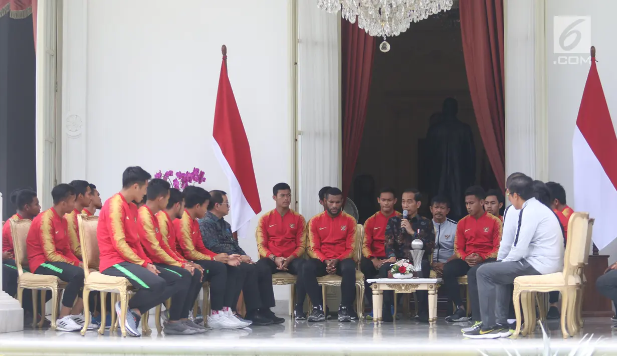 Presiden Jokowi menerima pemain Timnas U-22 Indonesia dan ofisial di beranda belakang Istana Merdeka, Jakarta, Kamis (28/2). Timnas Indonesia U-22 baru saja mengharumkan nama negara, usai menjuarai Piala AFF U-22 2019. (Liputan6.com/Angga Yuniar)