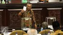 Mohammad Saleh saat memberi suara di rapat Paripurna DPD luar biasa di Nusantara V Gedung Parlemen, Senayan, Jakarta, Selasa (11/10). Mohammad Saleh terpilih menjadi Ketua DPD menggantikan Irman Gusman.(Liputan6.com/Johan Tallo)