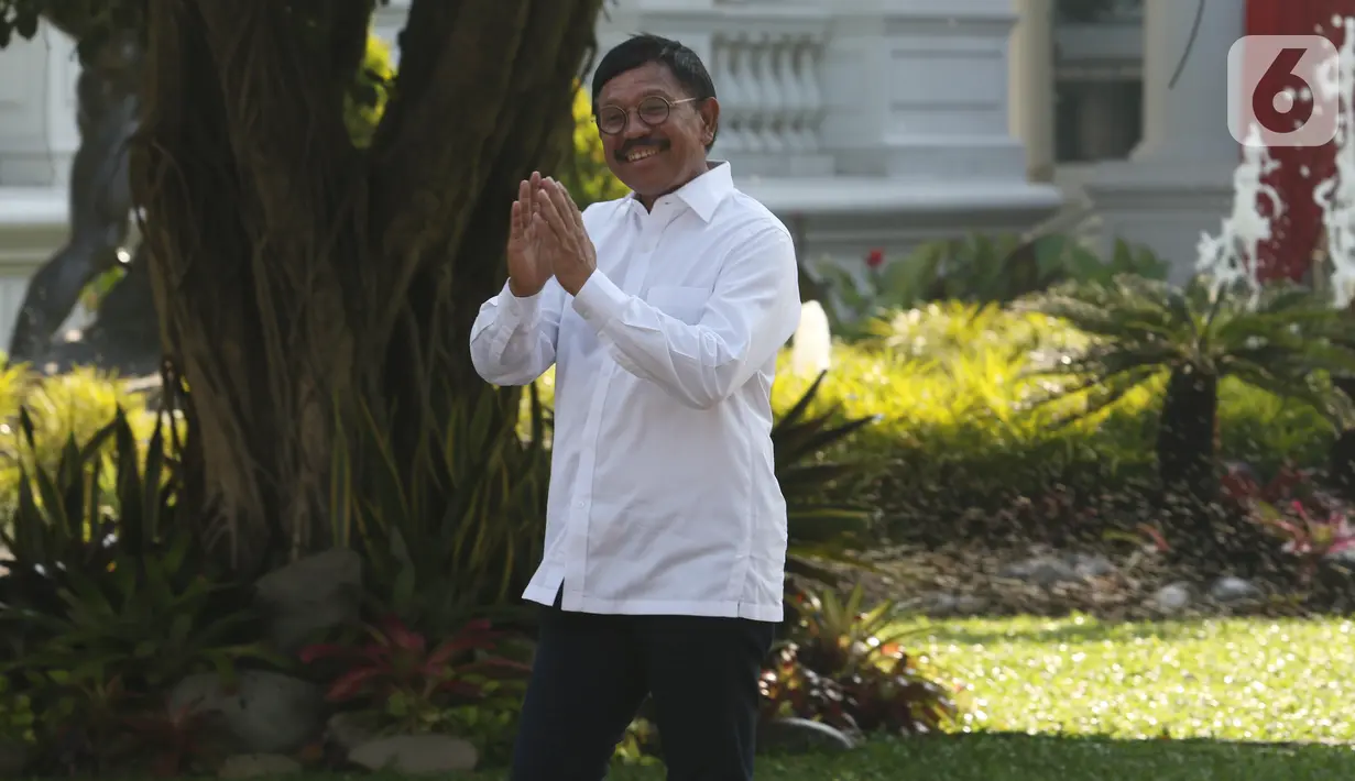 Sekjen Partai Nasdem Johnny G Plate  tiba di Kompleks Istana Kepresidenan di Jakarta, Selasa (22/10/2019). Mengenakan kemeja putih sama dengan tokoh lain yang sebelumnya hadir. Johnny tak berkomentar banyak dan langsung masuk ke Istana untuk bertemu Jokowi. (Liputan6.com/Angga Yuniar)