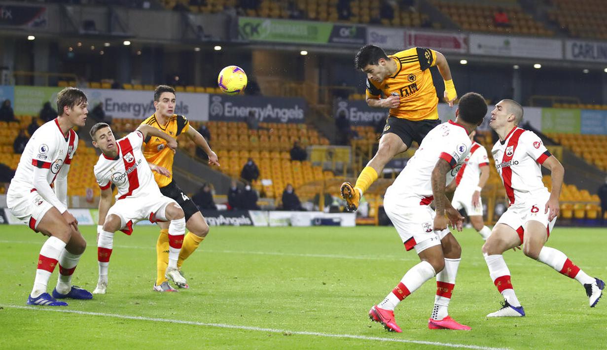 Pemain Wolverhampton Wanderers Raul Jimenez melompat untuk menyundul bola ke gawang Southampton pada pertandingan Liga Primer Inggris di Molineux Stadium, Wolverhampton, Inggris, Senin (23/11/2020). Pertandingan berakhir 1-1. (Michael Steele, Pool via AP)