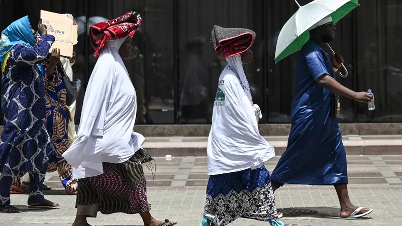 Potret Jemaah Haji Hadapi Cuaca Panas yang Menyengat di Tanah Suci