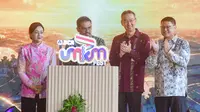 (dari kiri) Ketua Dewan Komisioner Otoritas Jasa Keuangan (OJK Friderica Widyasari Dewi, Menteri UMKM Maman Abdurrahman,  Presiden Direktur BCA Gregory Hendra Lembong dan Wakil Presdir BCA John Kosasih saat membuka kegiatan BCA UMKM Fest 2026 di Indonesia Arena, Senayan, Jakarta, Jumat, 21 Agustus 2026. (KLY/ Arie Basuki)