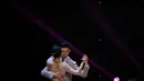Ma Jinzheng China dan Wu Simeng dari China berkompetisi dalam babak final Kejuaraan Dunia Tari Tango di Buenos Aires, Selasa (20/8/2019). Kompetisi tahunan ini dihadiri peserta dari berbagai negara. (AP Photo/Natacha Pisarenko)