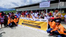 Sejumlah siswa sekolah, perwakilan United Tractors dan jajaran pemda setempat foto bersama di depan Sekolah Dasar Transisi Balaroa pasca gempa dan tsunami Palu dan Donggala di Petobo dan Balaroa, Sulawesi Tengah, (16/11). (Liputan6.com/HO/Eko)