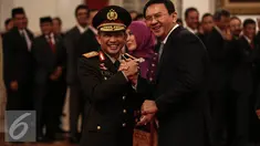 Kapolri Tito Karnavian menerima selamat dari Gubernur DKI Jakarta, Basuki T Purnama usai pelantikan di Istana Negara, Jakarta, Rabu (13/7). Tito Karnavian resmi menjadi Kapolri menggantikan Jenderal Badrodin Haiti. (Liputan6.com/Faizal Fanani)