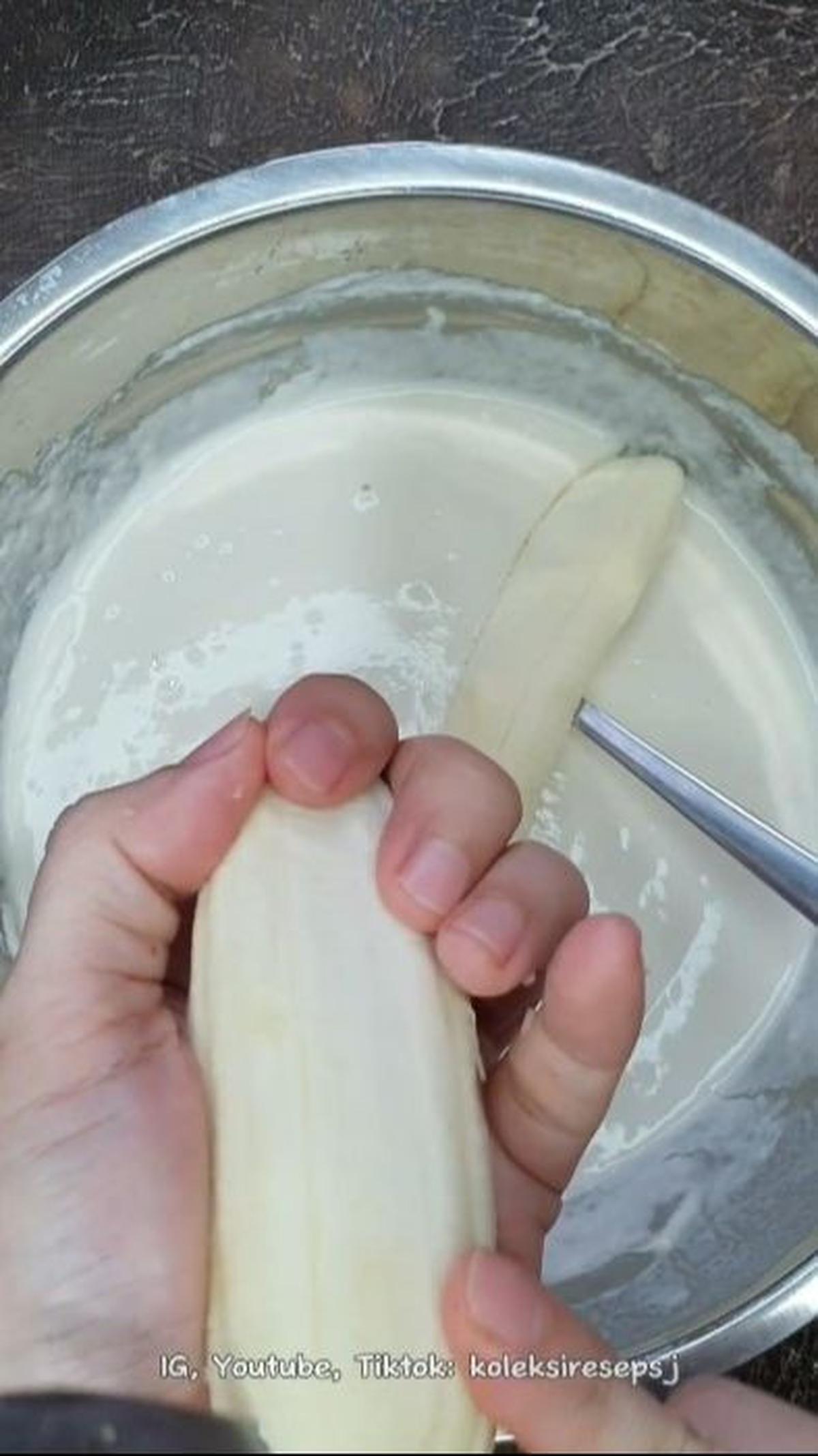 Masukkan Pisang ke dalam Adonan