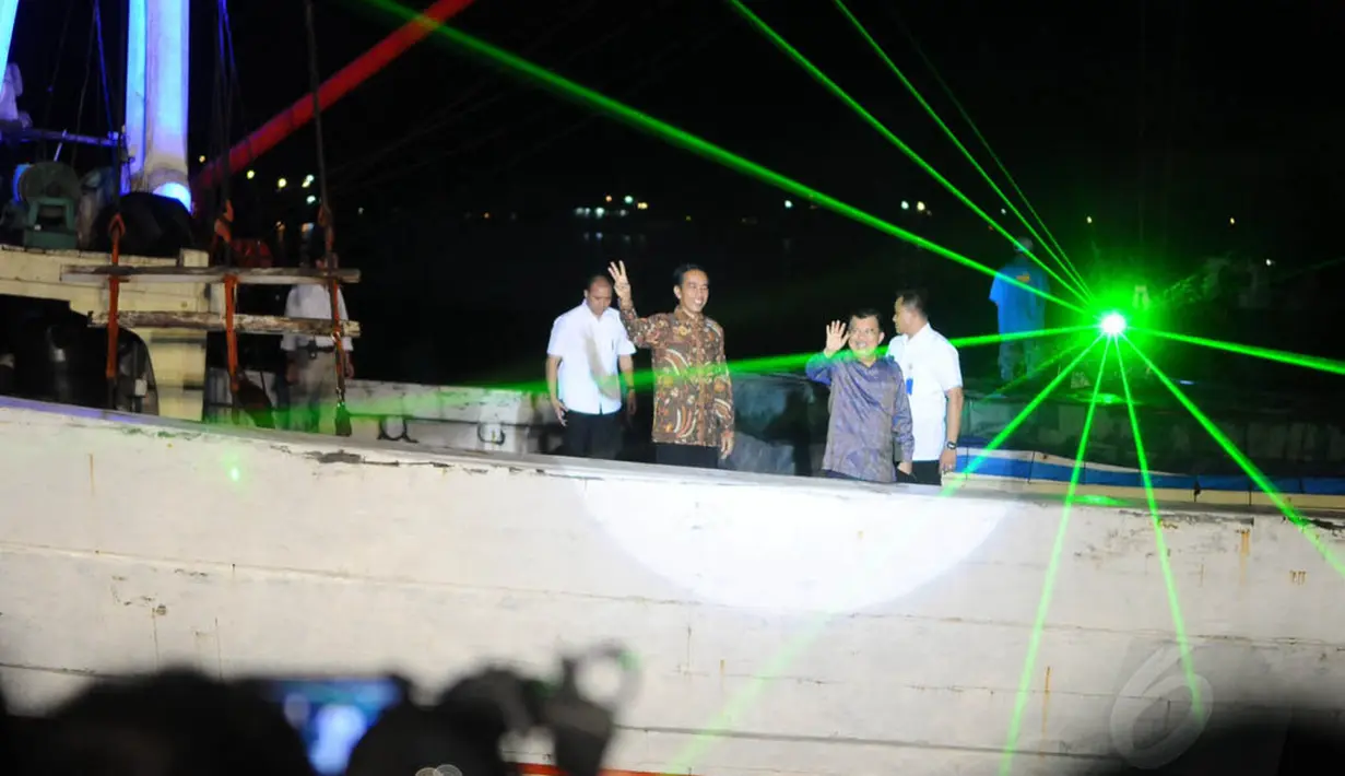 Jokowi menyebutkan salam tiga jari sebagai persatuan Indonesia, dan bukan dua jari yang sebelumnya menjadi ciri dari kampanye pasangan tersebut, Jakarta, Selasa (22/7/14). (Istimewa)