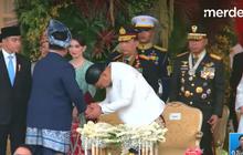 VIDEO: Adab Didit Hediprasetyo, Menunduk Cium Tangan Prabowo Usai Penurunan Bendera di Istana