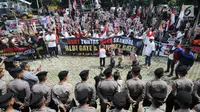 Polisi menjaga unjuk rasa yang dilakukan oleh ratusan massa Hidupkan Masyarakat Sejahtera (HMS) di depan Gedung KPK, Jakarta, Rabu (17/7). Massa menuntut KPK segera menuntaskan kasus mega skandal BLBI dan Century. (Merdeka.com/Dwi Narwoko)