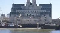 Pemandangan dari Markas Besar MI6 di London pada 18 Maret 2025. (Dok. AP/Kin Cheung)