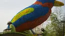 Burung raksaksa dengan aneka warna indah ini adalah rangkaian bunga yang beraneka warna. Foto diambil pada 31 Juli 2014 saat Festival Bunga Medellin di Kolombia (AFP PHOTO/Raul ARBOLEDA)