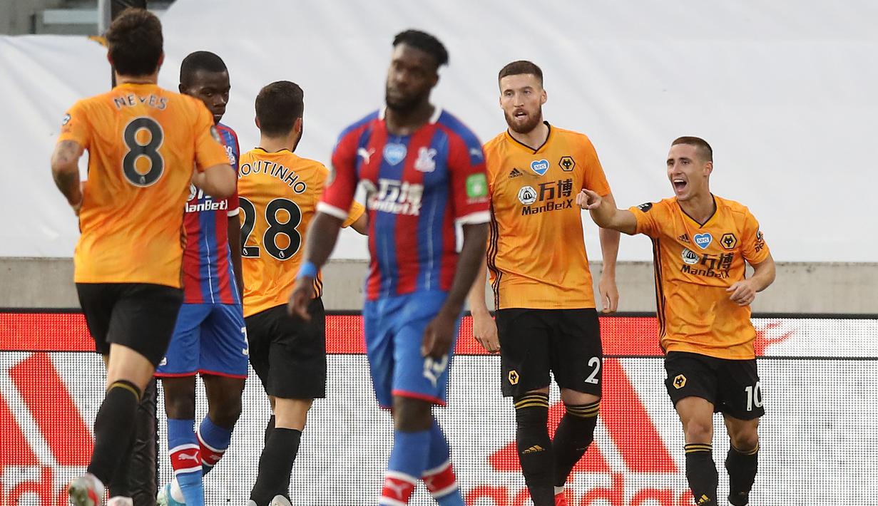 Pemain Wolverhampton Wanderers merayakan gol yang dicetak Daniel Podence ke gawang Crystal Palace pada laga lanjutan Premier League di Molineux Stadium, Selasa (21/7/2020) dini hari WIB. Wolves menang 2-0 atas Crystal Palace. (AFP/Martin Rickett/pool)