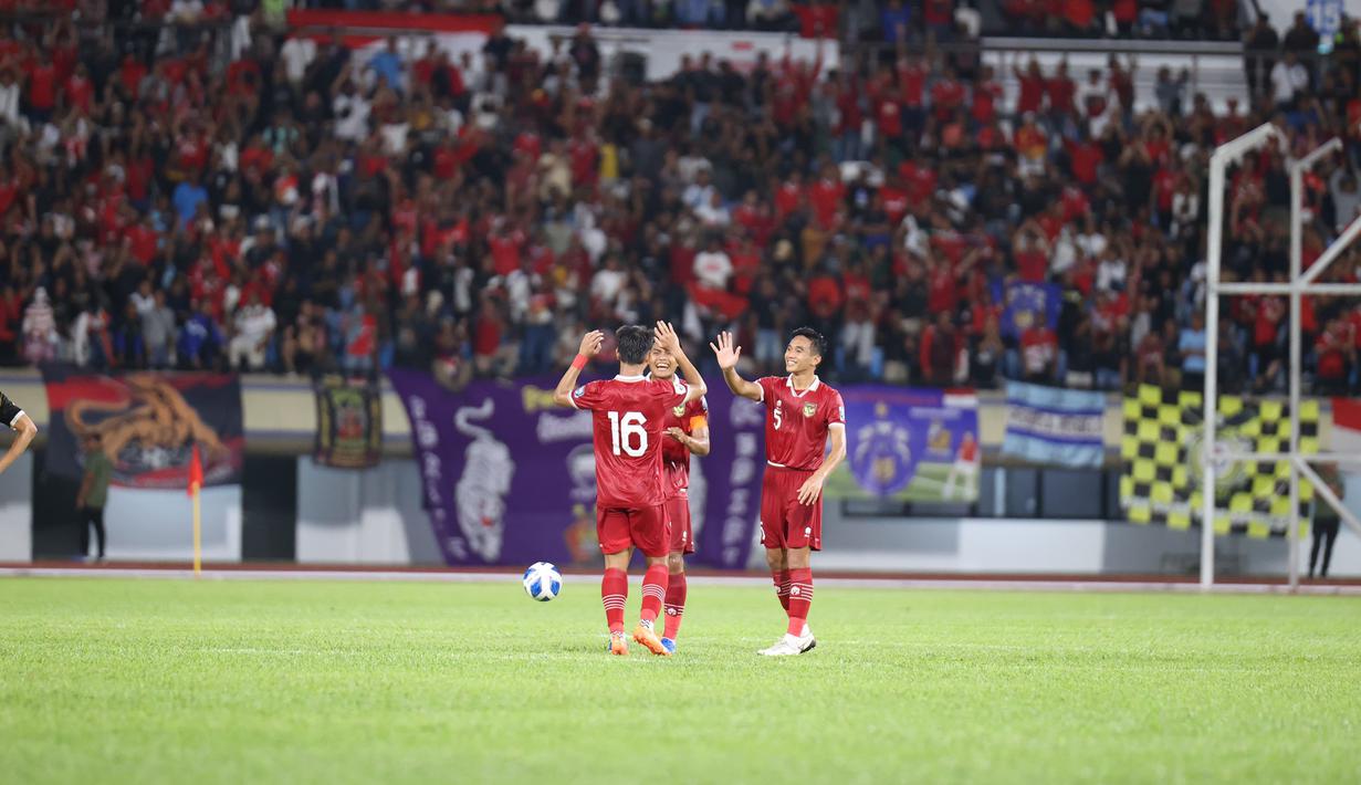 Selebrasi pemain Timnas Indonesia, Hokky Caraka (kiri) bersama Fachruddin Aryanto dan Rizky Ridho setelah mencetak gol ketiga ke gawang Brunei Darussalam pada laga leg kedua putaran pertama Kualifikasi Piala Dunia 2026 Zona Asia di Stadion Hassanal Bolkiah, Bandar Seri Begawan, Selasa (17/10/2023) malam WIB. (Dok. PSSI)