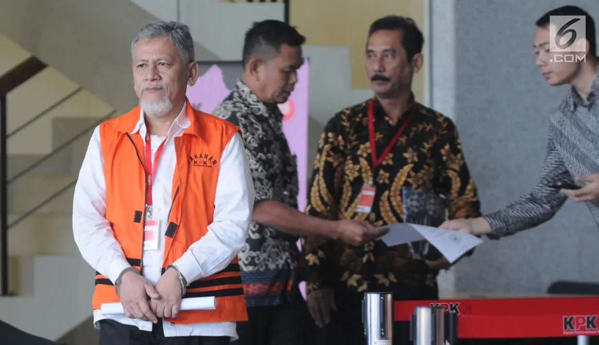 Ketua DPRD Kebumen, Cipto Waluyo (rompi oranye) berjalan keluar seusai pemeriksaan di Gedung KPK, Jakarta, Jumat (24/5/2019). Cipto Waluyo diperiksa sebagai tersangka kasus dugaan suap pengurusan anggaran Dana Alokasi Khusus (DAK) pada perubahan APBN Kabupaten Kebumen. (merdeka.com/Dwi Narwoko)