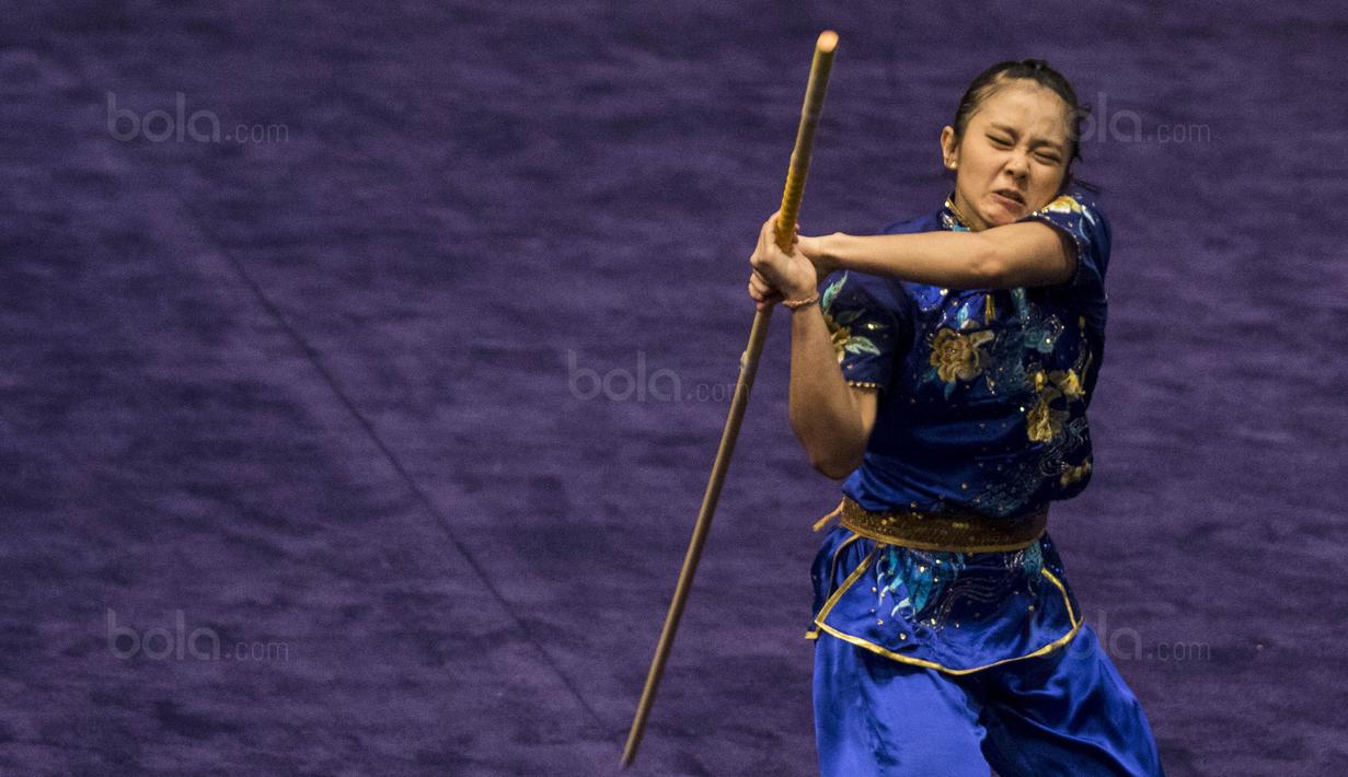 Atlet wushu Indonesia, Felda Elvira Santoso, tampil pada SEA Games nomor gunshu putri di KLCC, Kuala Lumpur, Minggu (20/8/2017). Felda berhasil meraih medali perunggu dengan meraih nilai 9,62. (Bola.com/Vitalis Yogi Trisna) 