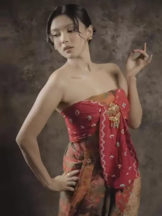 Shakira Jasmine tampil cantik dalam balutan kain yang dijadikan sebagai pakaian [instagram/shakirajsmn]