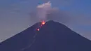 Gunung Semeru mengeluarkan lahar panas yang terlihat dari desa Curah Kobokan di Lumajang, Jawa Timur, Rabu (8/12/2021).  Masyarakat/pengunjung/wisatawan diimbau untuk tidak beraktivitas dalam radius 1 Km dari kawah atau puncak Gunung Semeru. (ADEK BERRY / AFP)