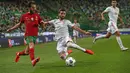 Bek Spanyol, Gaya berusaha menghalau bola yang dibawa gelandang Portugal, Bernardo Silva pada pertandingan persahabatan di stadion Jose Alvalade di Lisbon, Rabu (7/10/2020). Spanyol bermain imbang 0-0 atas Portugal. (AP Photo/Armando Franca)